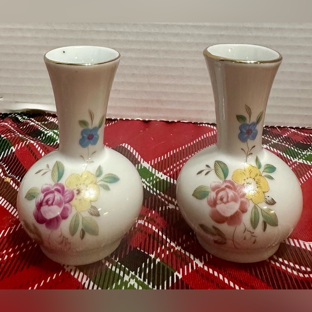 2 Vintage-Style Mini Ceramic Bud Vases – Floral Hand-Painted.